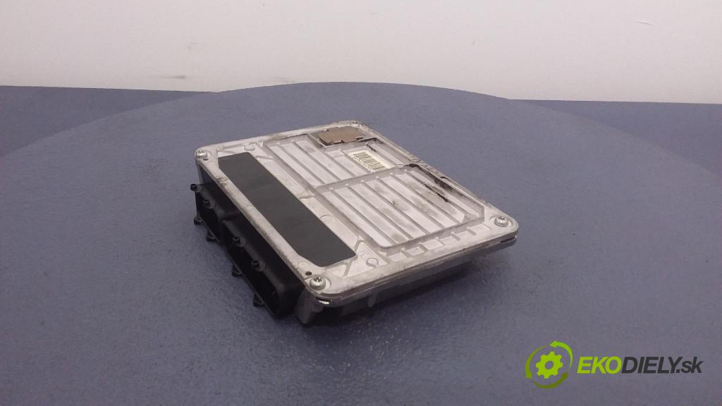 Volkswagen Passat 1999 řídící jednotka Motor: 3B0907557P