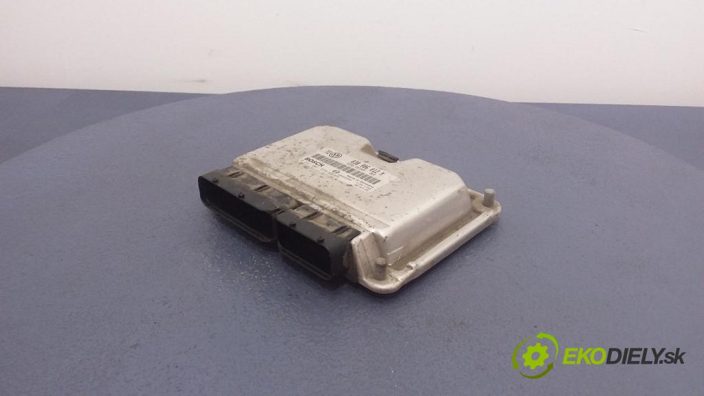 Volkswagen Golf 2000 řídící jednotka Motor: 038906012M