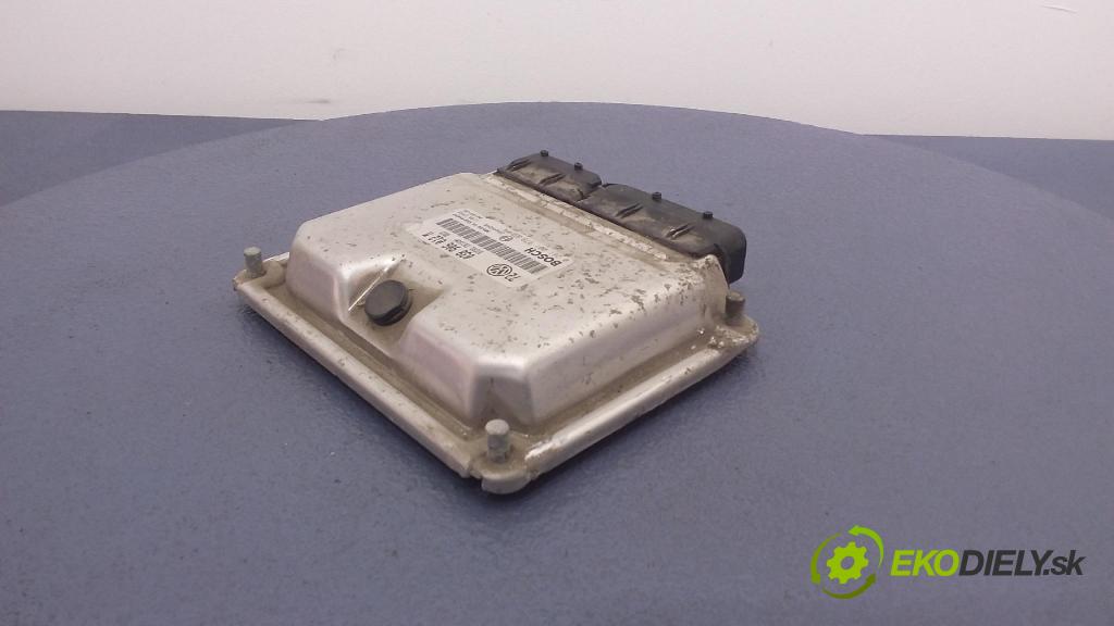 Volkswagen Golf 2000 řídící jednotka Motor: 038906012M