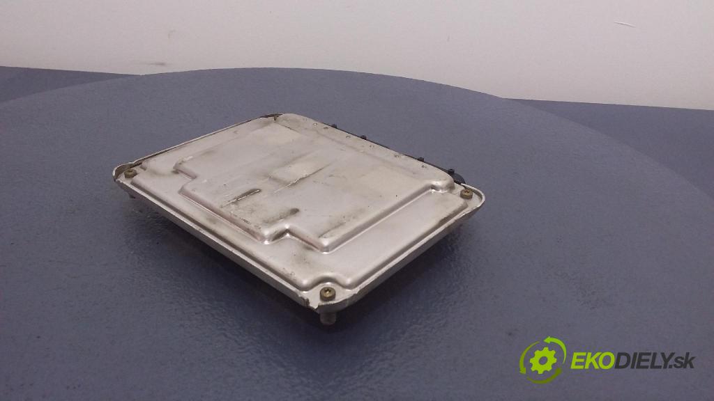 Volkswagen Golf 2000 řídící jednotka Motor: 038906012M