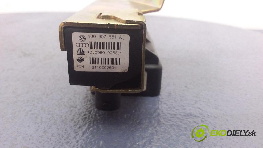 Volkswagen Golf 2000 snímač ESP. 1J0907657A