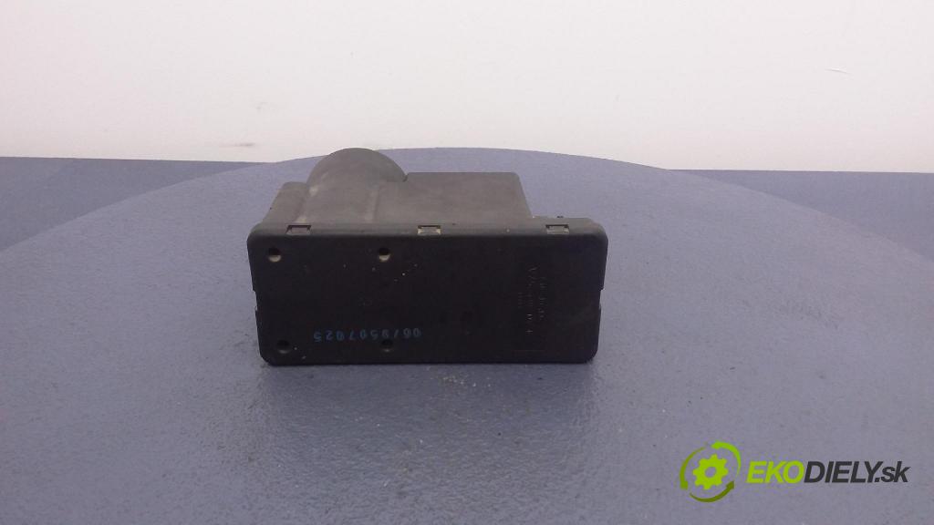 Audi A4 1995 pompa Centrálny: Zámok: 4A0862257A