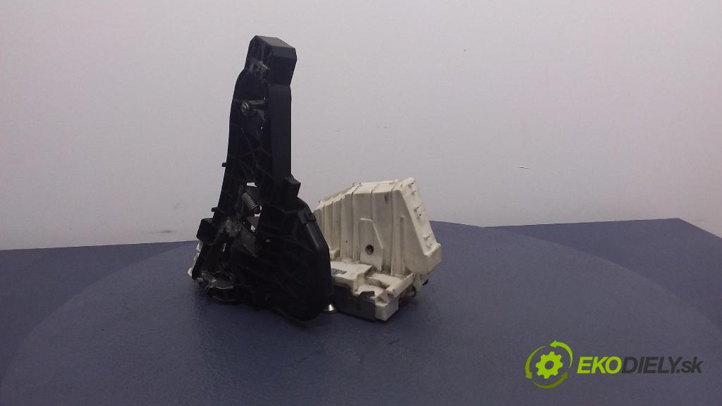 Mercedes A-klasa 2006 zámek dveře před v pravo: 1697202835