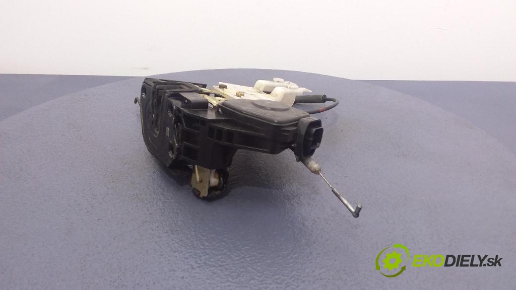 Hyundai Santa fe 2001 zámok dvere Predné Vľavo: 01