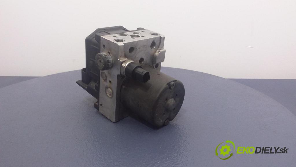 Volkswagen Passat 2004 čerpadlo ABS x 4B0614517G