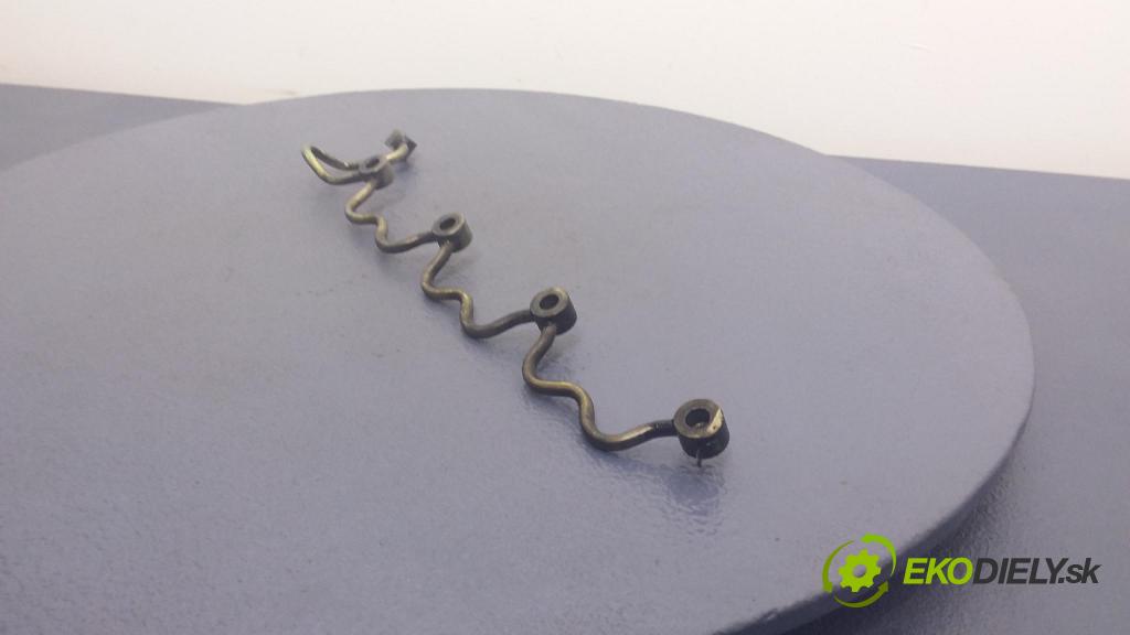 Toyota Avensis 1999 rúrka paliva 01