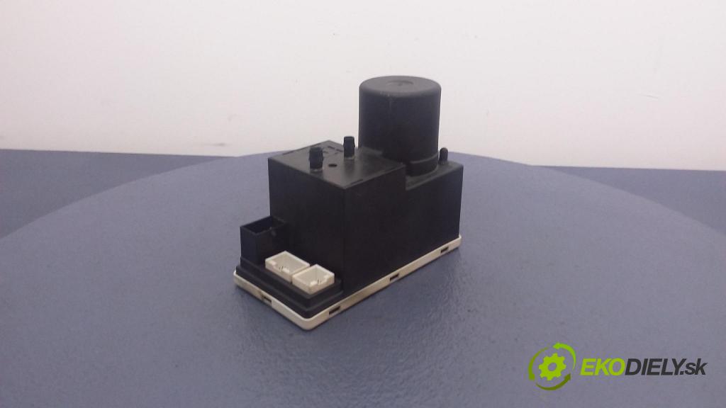 Audi A4 2000 pompa Centrálny: Zámok: 8L0862257D