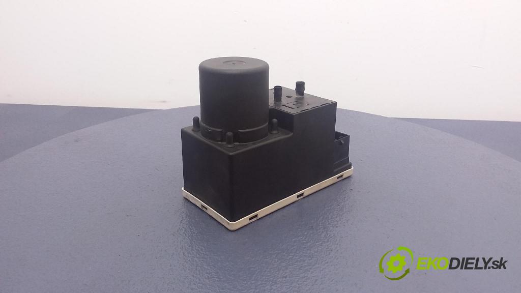 Audi A4 2000 pompa Centrálny: Zámok: 8L0862257D