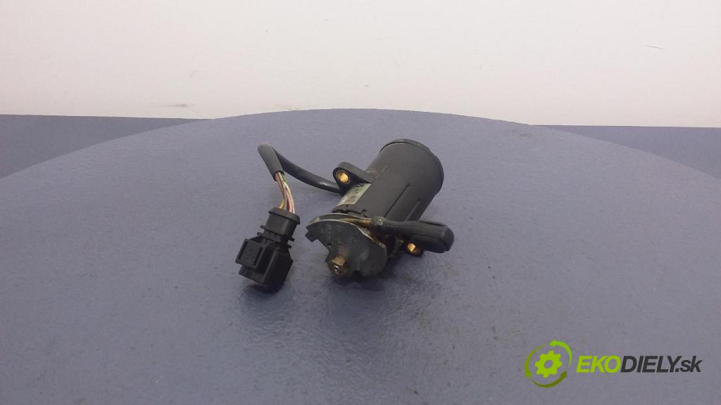 Volkswagen Passat 1996 pedal Plyn: 0205001037