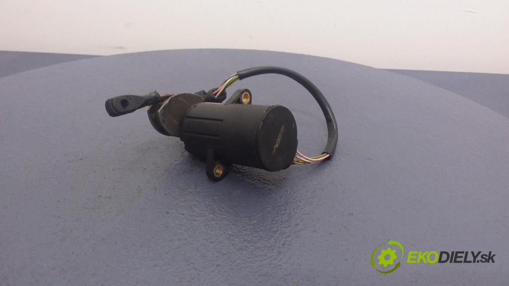 Volkswagen Passat 1996 pedal Plyn: 0205001037