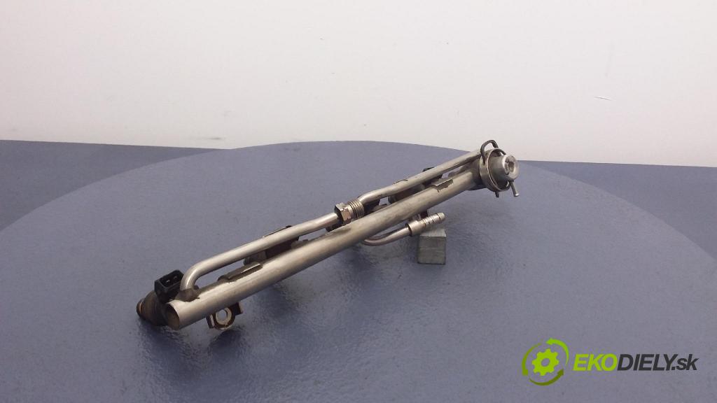 Audi A4 1996 lišta Zásobování 056133551