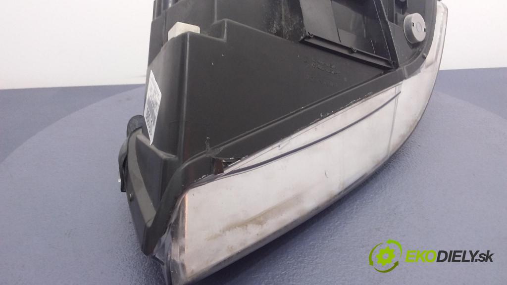 Audi A4 1996 světlo v pravo: 08-441-1137R