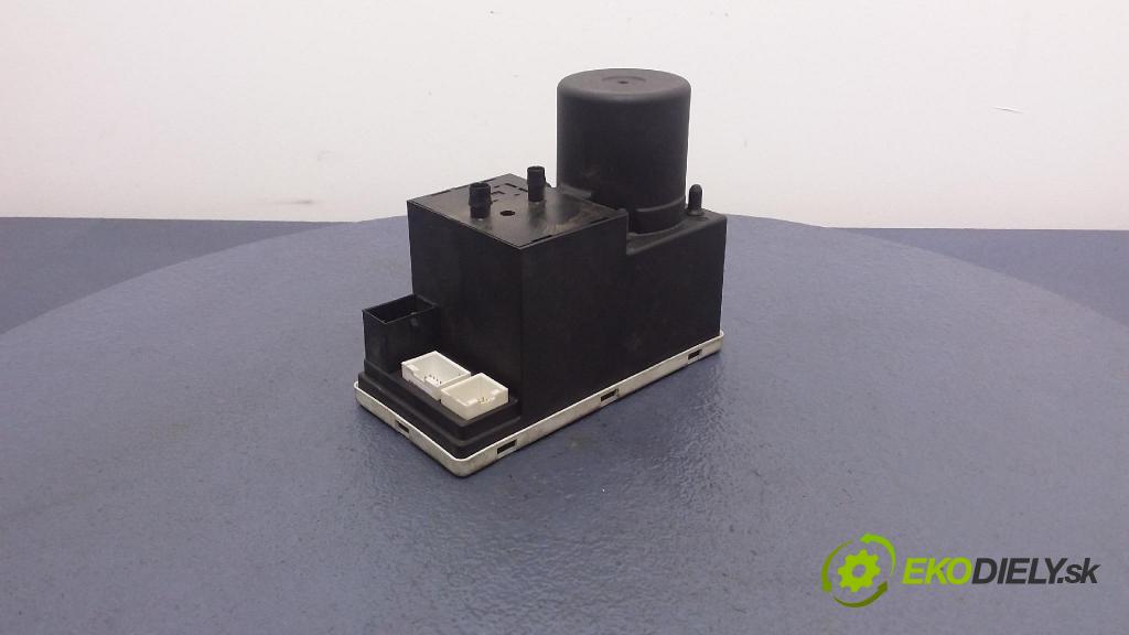 Audi A4 1999 pompa Centrálny: Zámok: 8D0862257