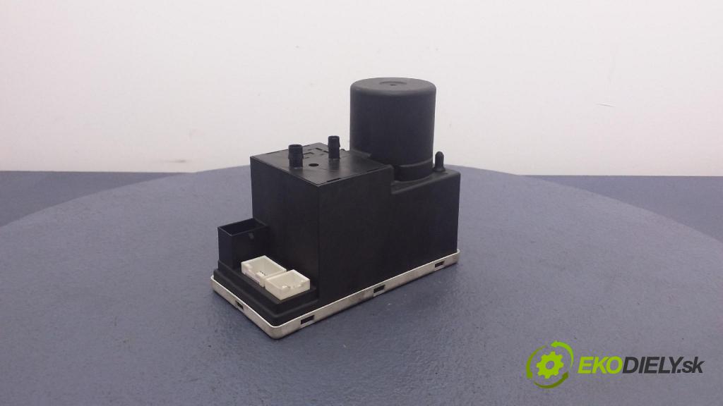 Audi A4 1999 pompa Centrálny: Zámok: 4A0862257P