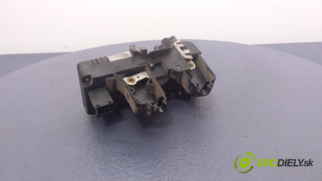 Renault Trafic 2003 zámek dveře Zad: v pravo: 8200020185