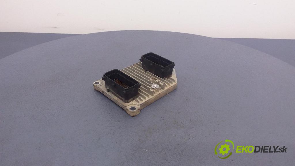 Opel Zafira 2004 řídící jednotka Motor: 55351752