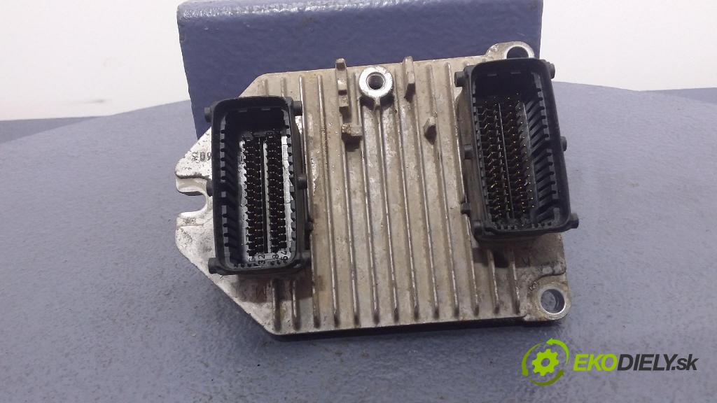 Opel Zafira 2004 řídící jednotka Motor: 55351752