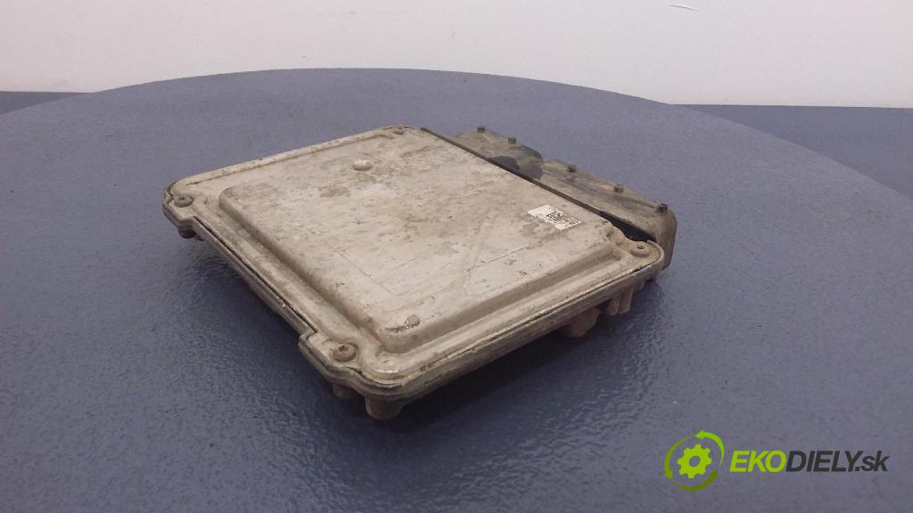 Opel Vectra 2006 řídící jednotka Motor: 55205632