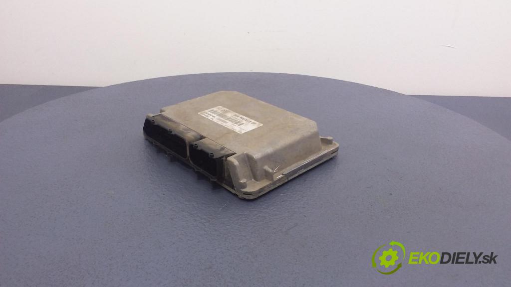 Volkswagen Golf 1998 řídící jednotka Motor: 06A906019BF