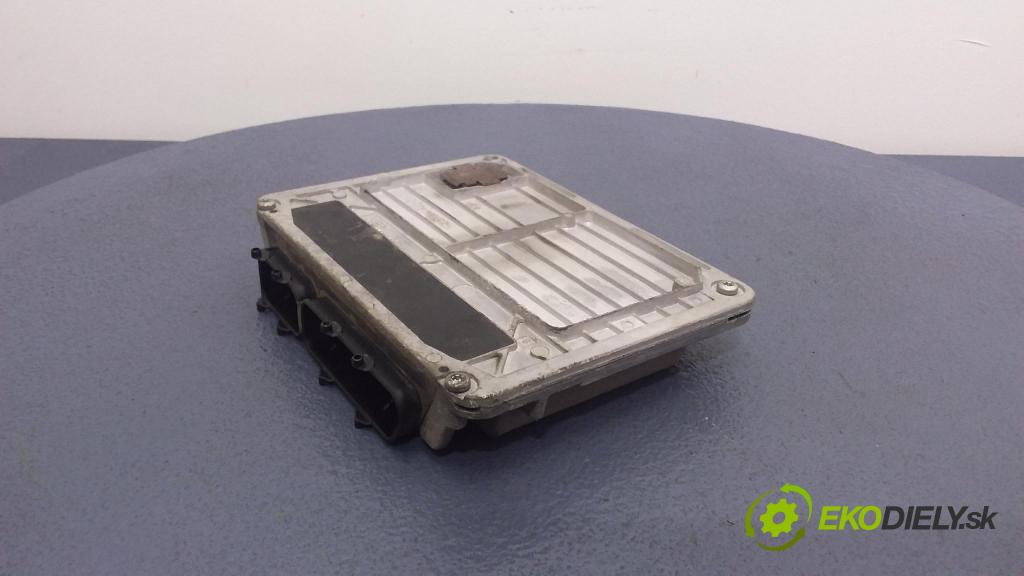 Volkswagen Golf 1998 řídící jednotka Motor: 06A906019BF