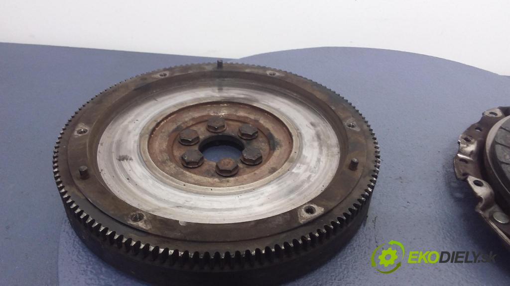 Volkswagen Transporter 1998 Spojka: / koleso 037105271K