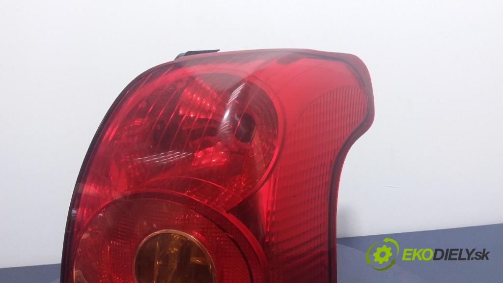 Toyota Avensis 0 světlo Zad: Práva: Mimo: 01