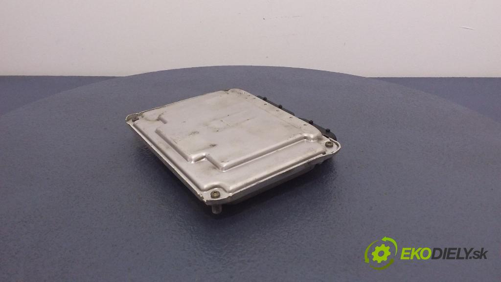 Volkswagen Golf 1999 řídící jednotka Motor: 038906012M