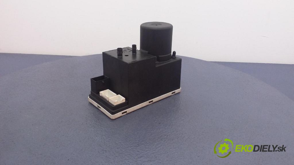 Audi A4 1997 čerpadlo Centrální Zámek 8D0862257B