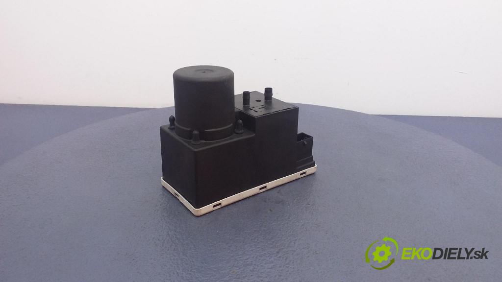 Audi A4 1997 čerpadlo Centrální Zámek 8D0862257B