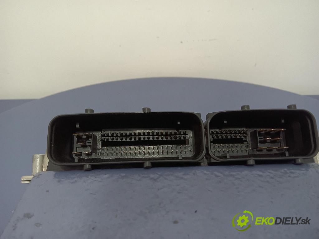 Volkswagen Passat 2002 řídící jednotka Motor: 3B0907557Q