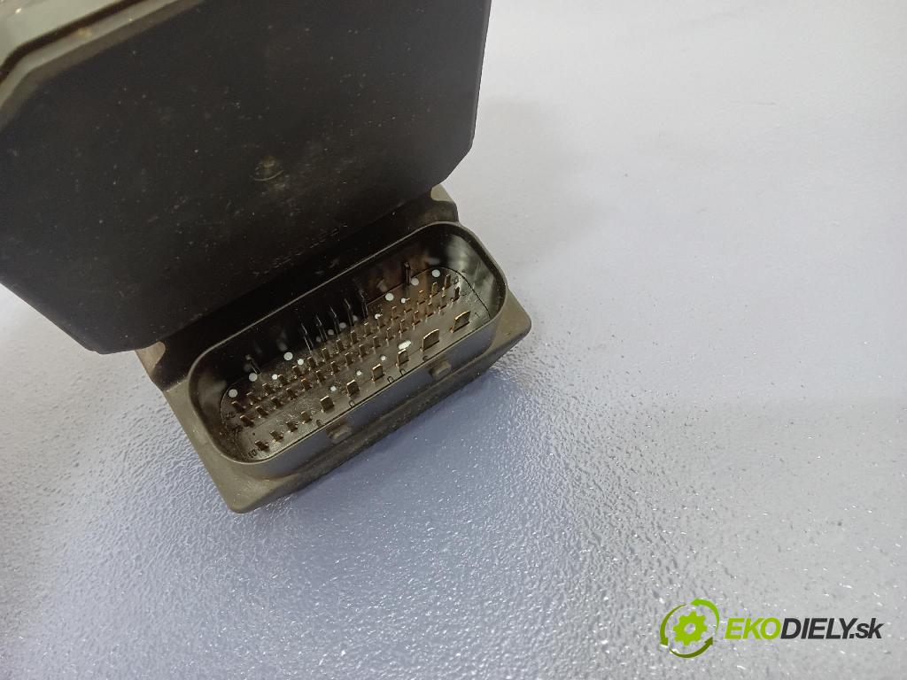 Volkswagen Passat 2002 čerpadlo ABS x 4B0614517G