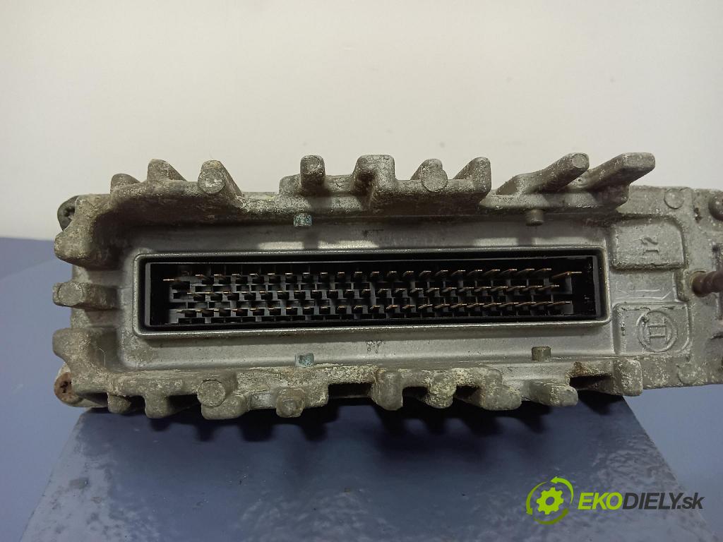 Volkswagen Golf 1997 řídící jednotka Motor: 028906021DF