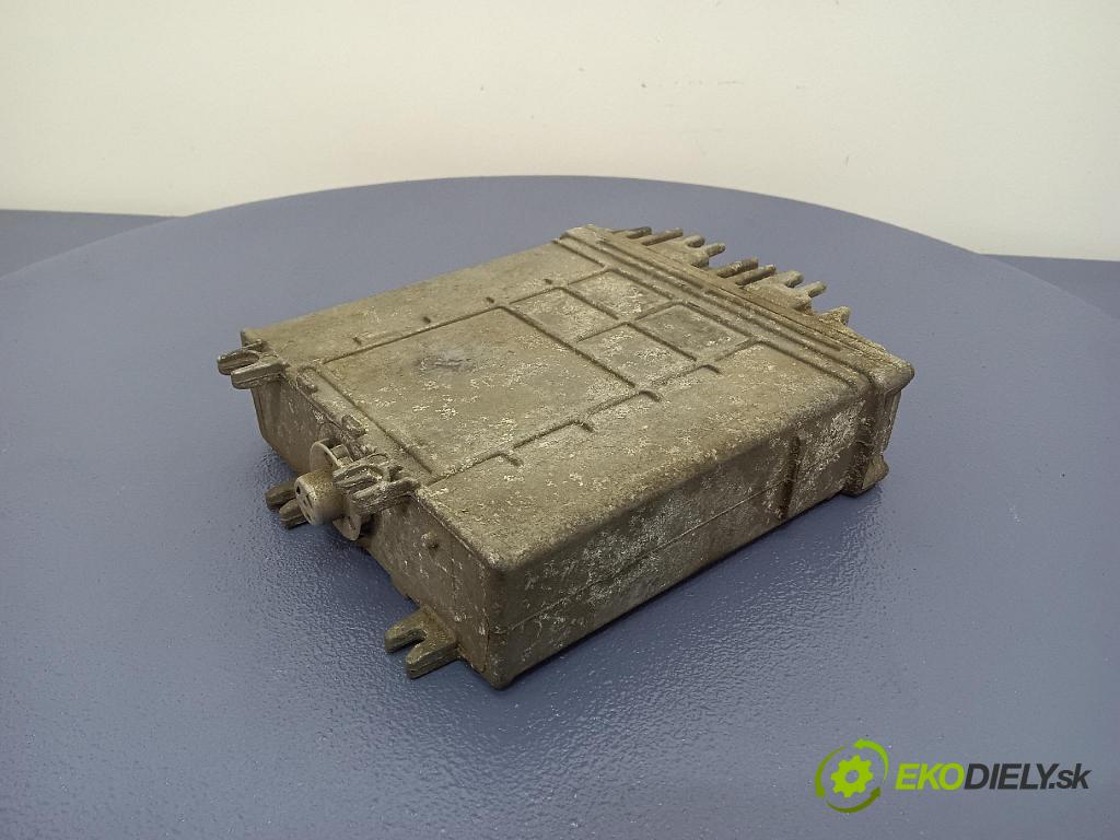 Volkswagen Golf 1997 řídící jednotka Motor: 028906021DF