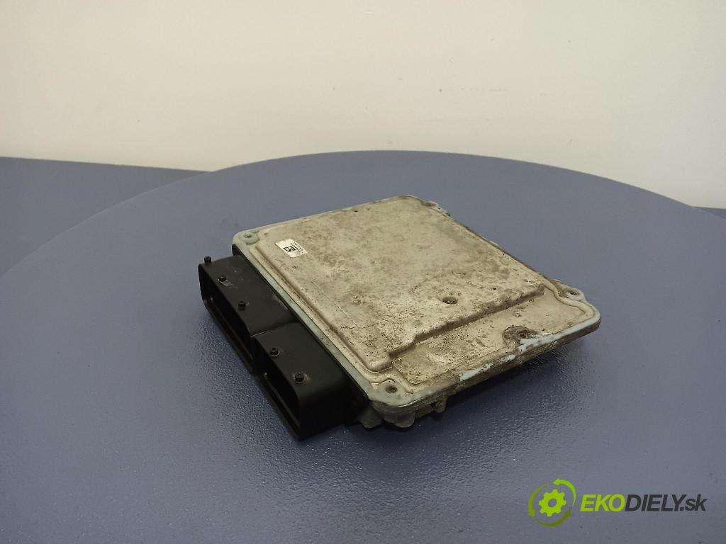 Volkswagen Passat 2005 řídící jednotka Motor: 06F906056AM