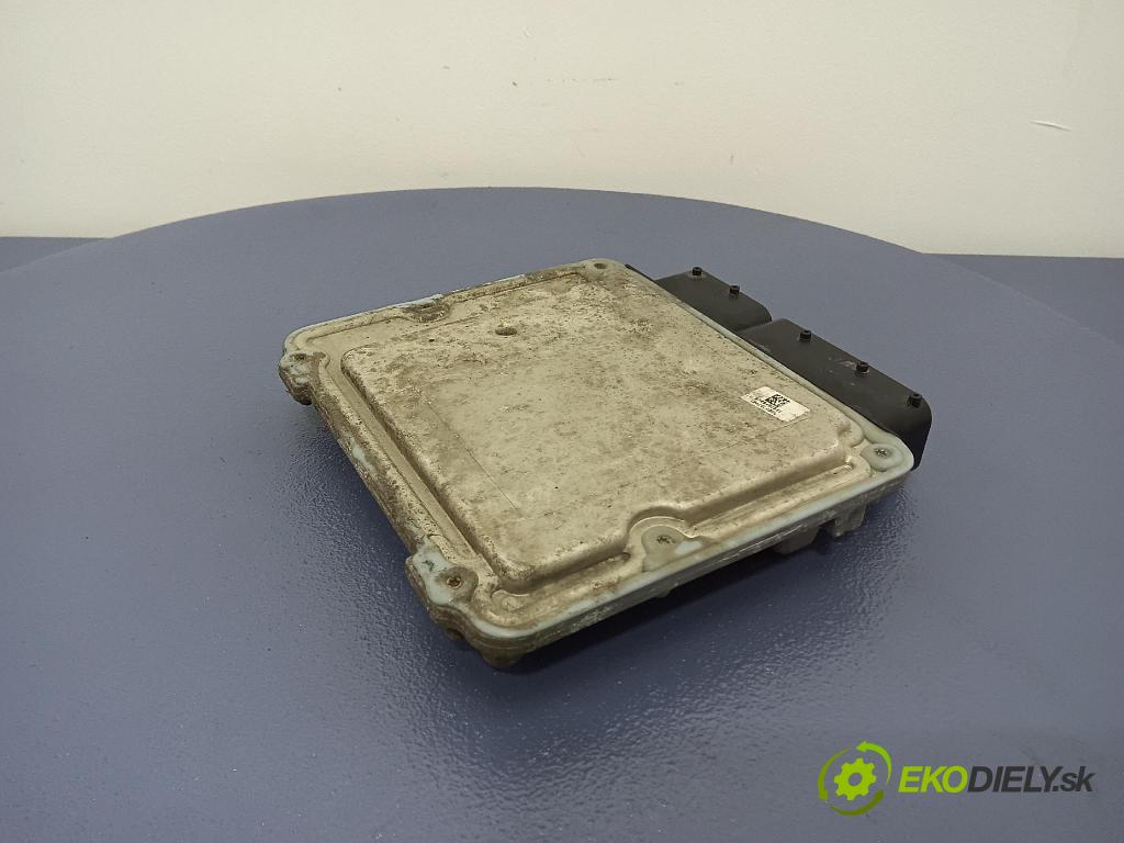 Volkswagen Passat 2005 řídící jednotka Motor: 06F906056AM