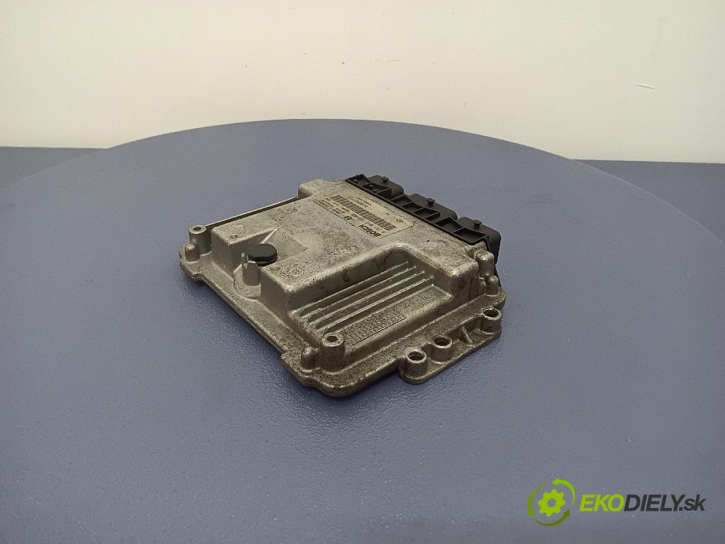 Renault Megane 2006 řídící jednotka Motor: 8200527725