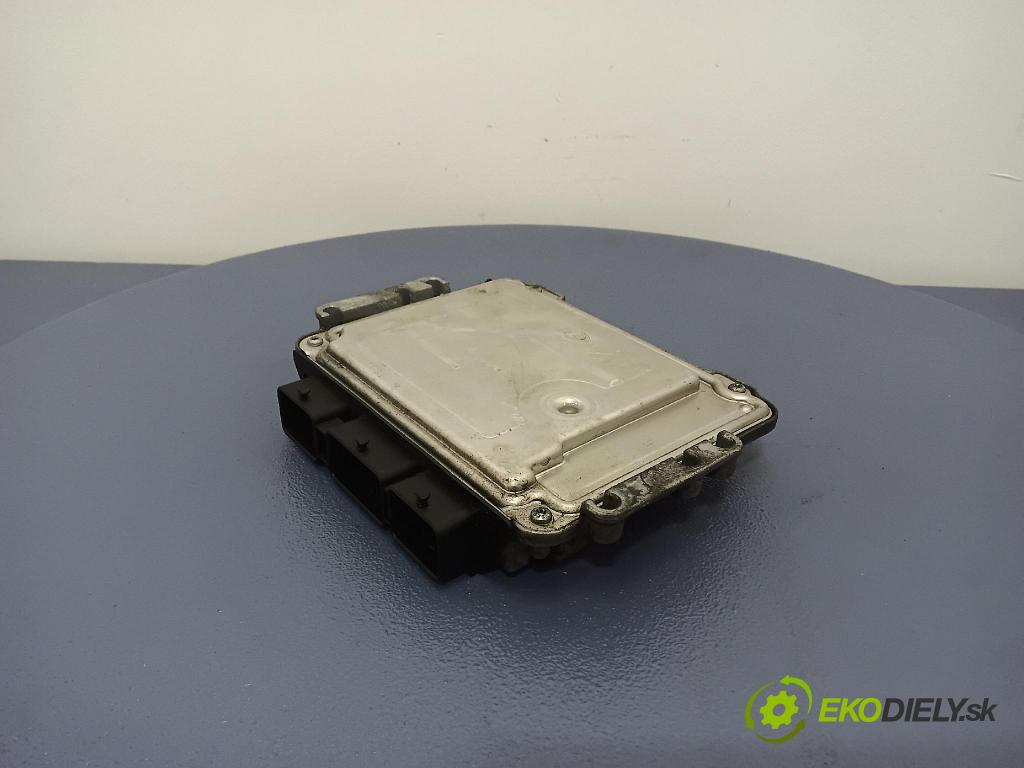 Renault Megane 2006 řídící jednotka Motor: 8200527725