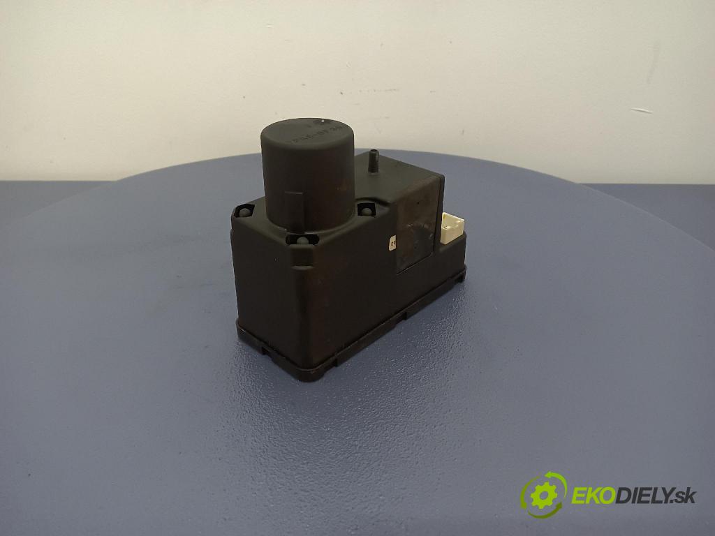 Audi A4 1995 pompa Centrálny: Zámok: 4A0862257J