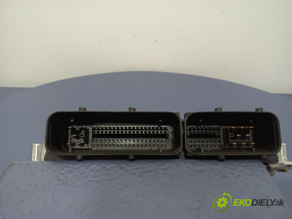 Volkswagen Passat 1999 řídící jednotka Motor: 3B0907551T