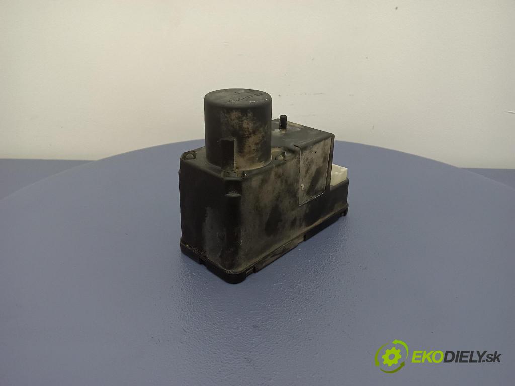 Audi 80 1995 pompa Centrálny: Zámok: 4A0862257J