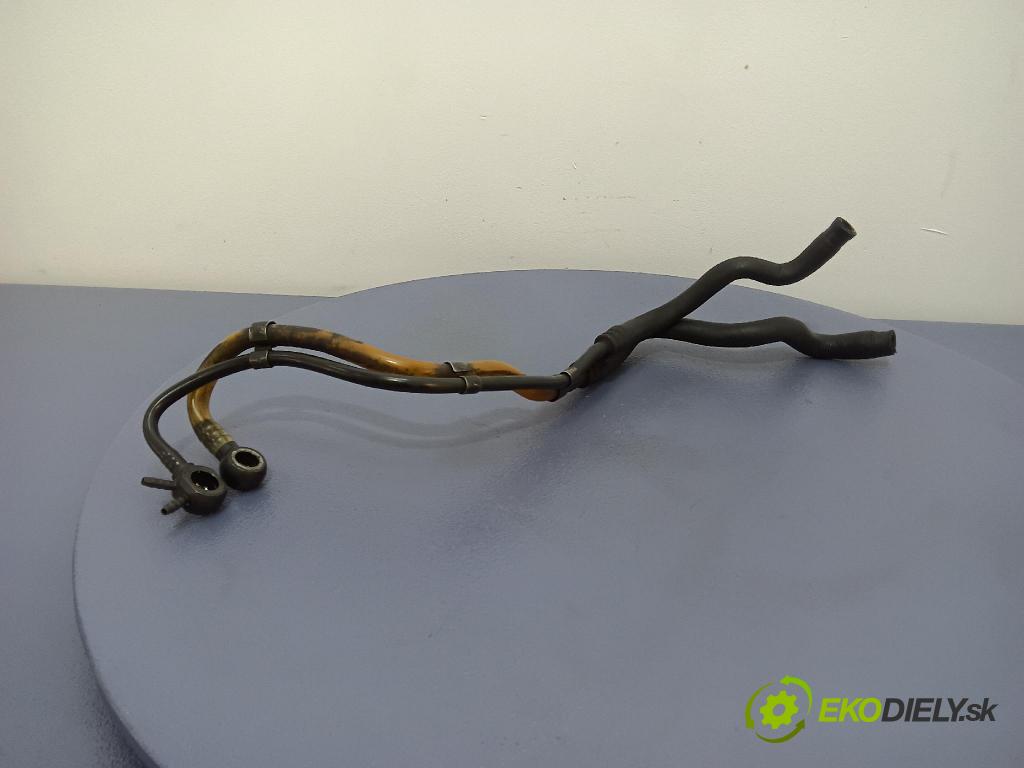 Audi A4 2003 rúrka paliva 01