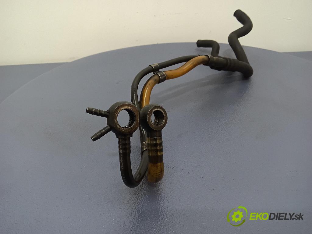 Audi A4 2003 rúrka paliva 01