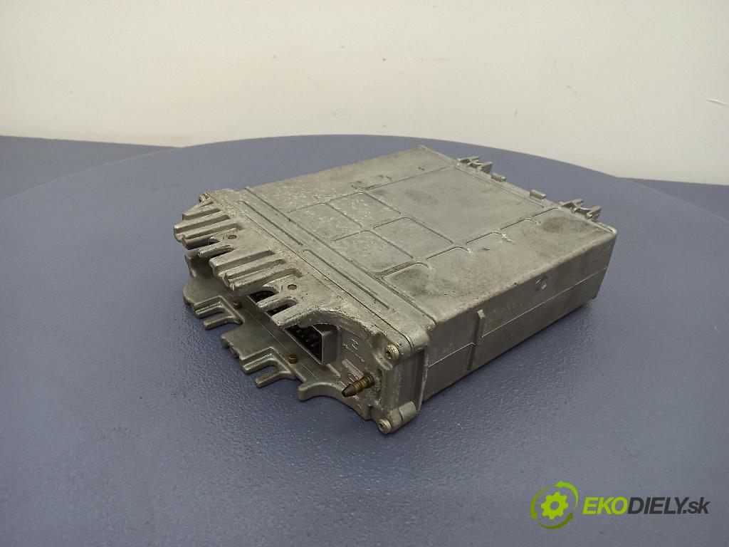 Volkswagen Passat 1997 řídící jednotka Motor: 028906021EG