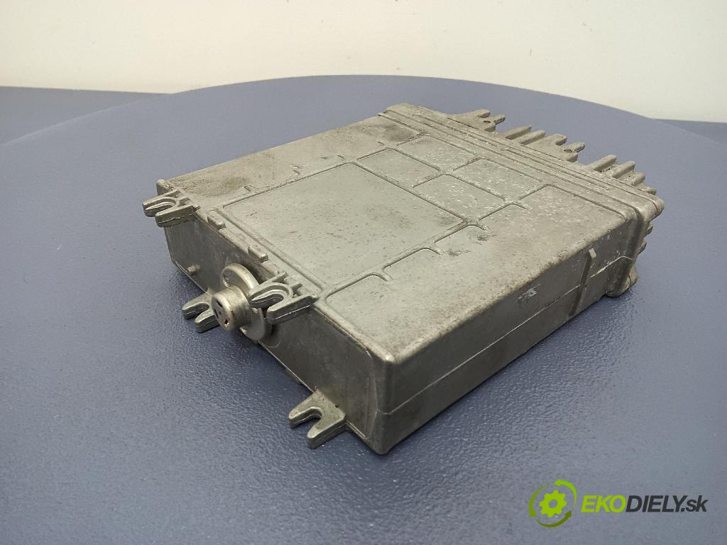 Volkswagen Passat 1997 řídící jednotka Motor: 028906021EG