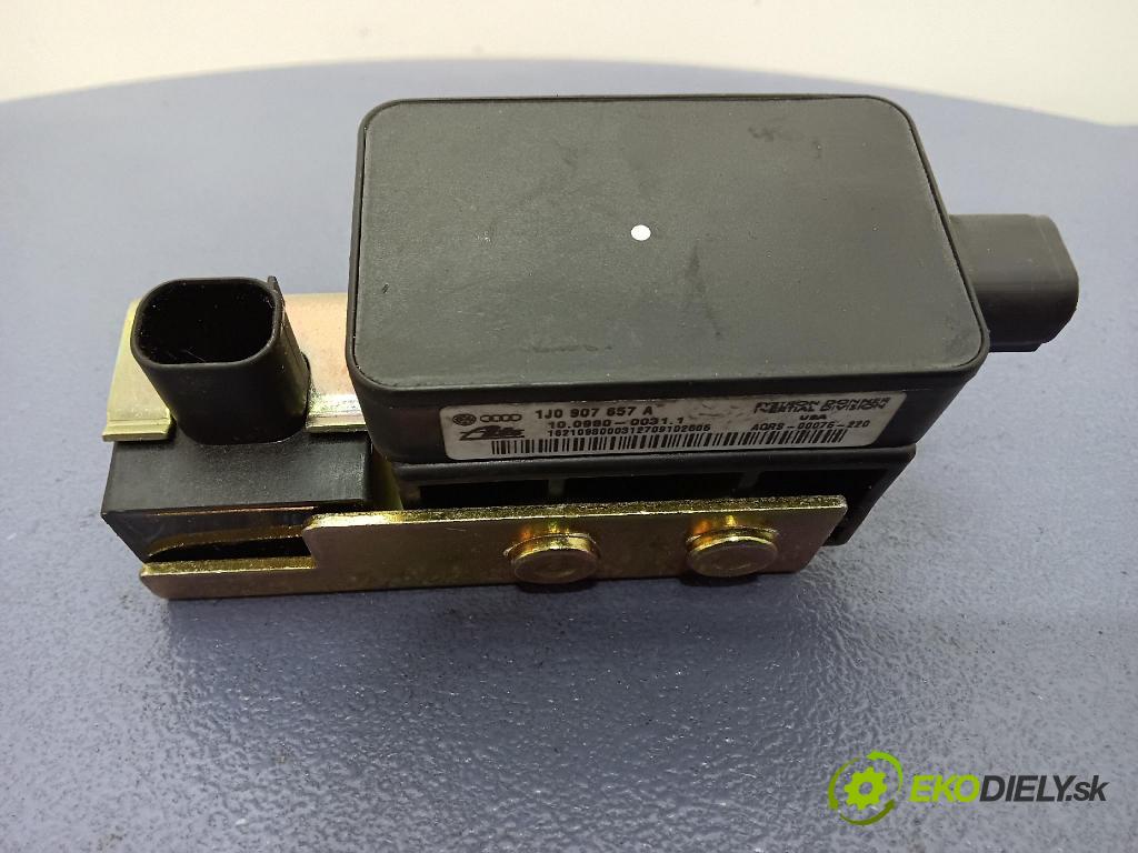 Volkswagen Golf 1999 snímač ESP. 1J1907637A