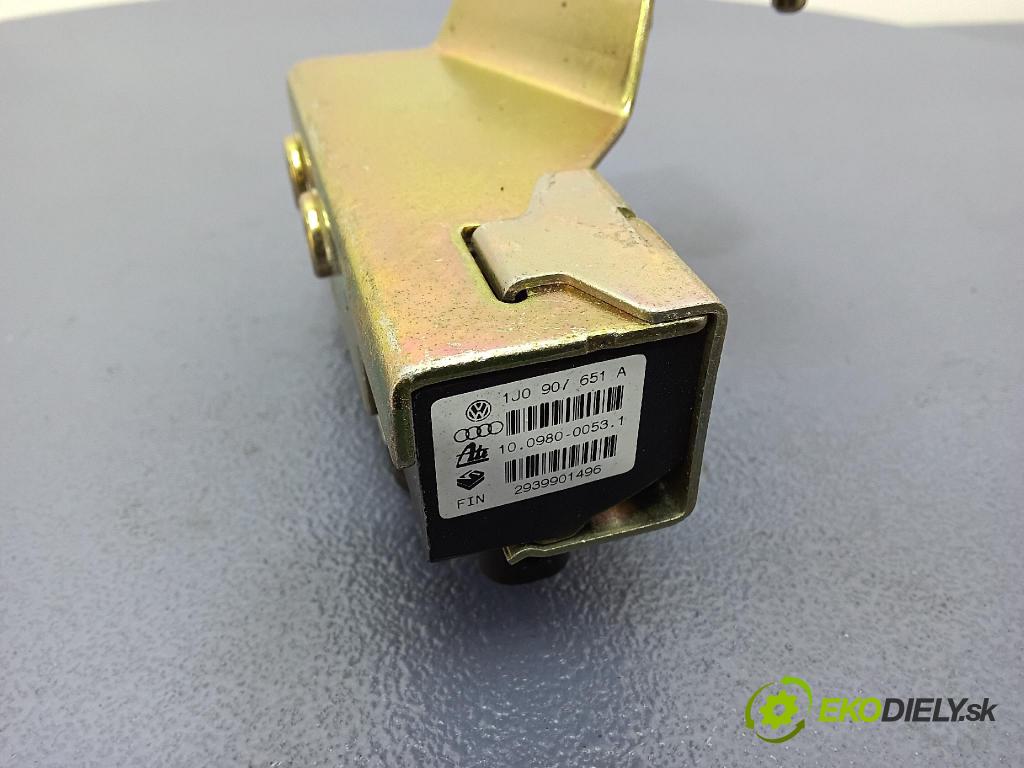 Volkswagen Golf 1999 snímač ESP. 1J1907637A