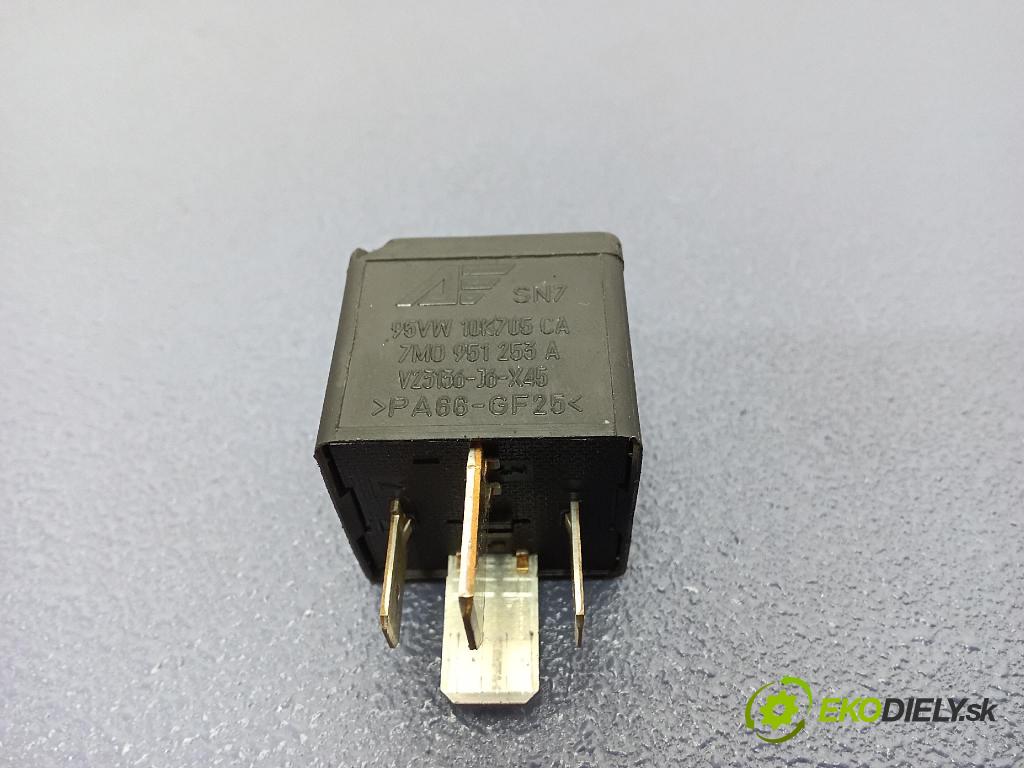 Volkswagen Golf 1999 relé 7M0951253A