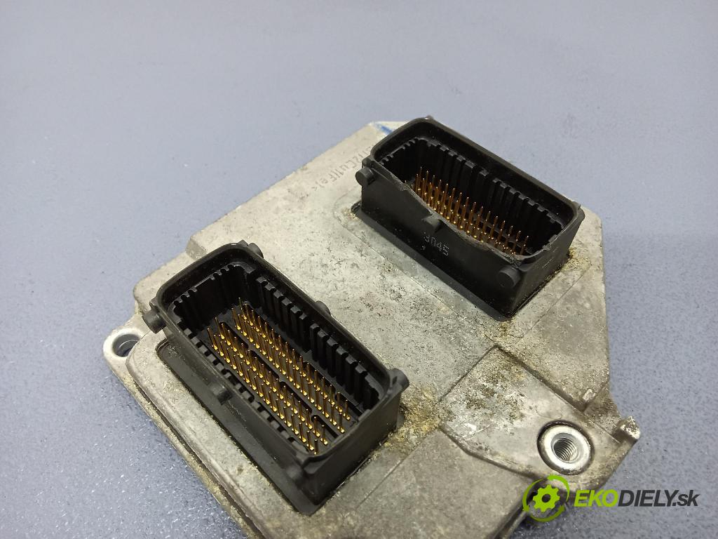 Opel Zafira-a 2005 řídící jednotka Motor: 55555600