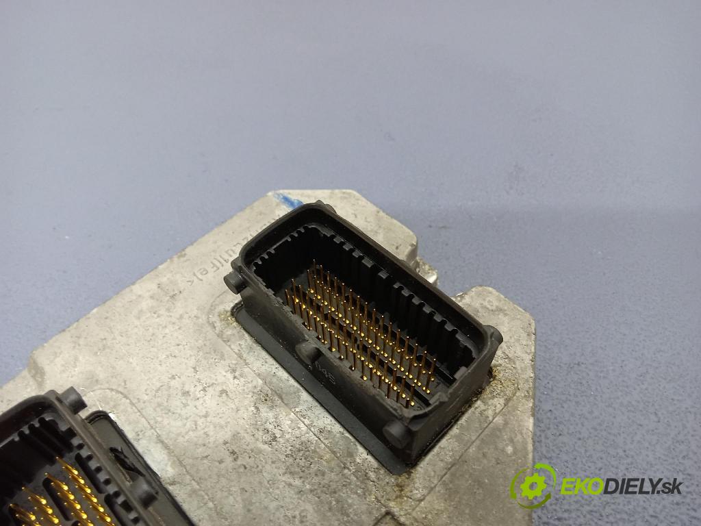 Opel Zafira-a 2005 řídící jednotka Motor: 55555600