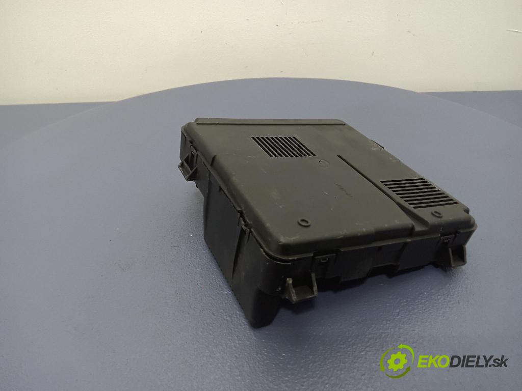 Renault Megane 2005 skrinka Poistky: 8200306033B